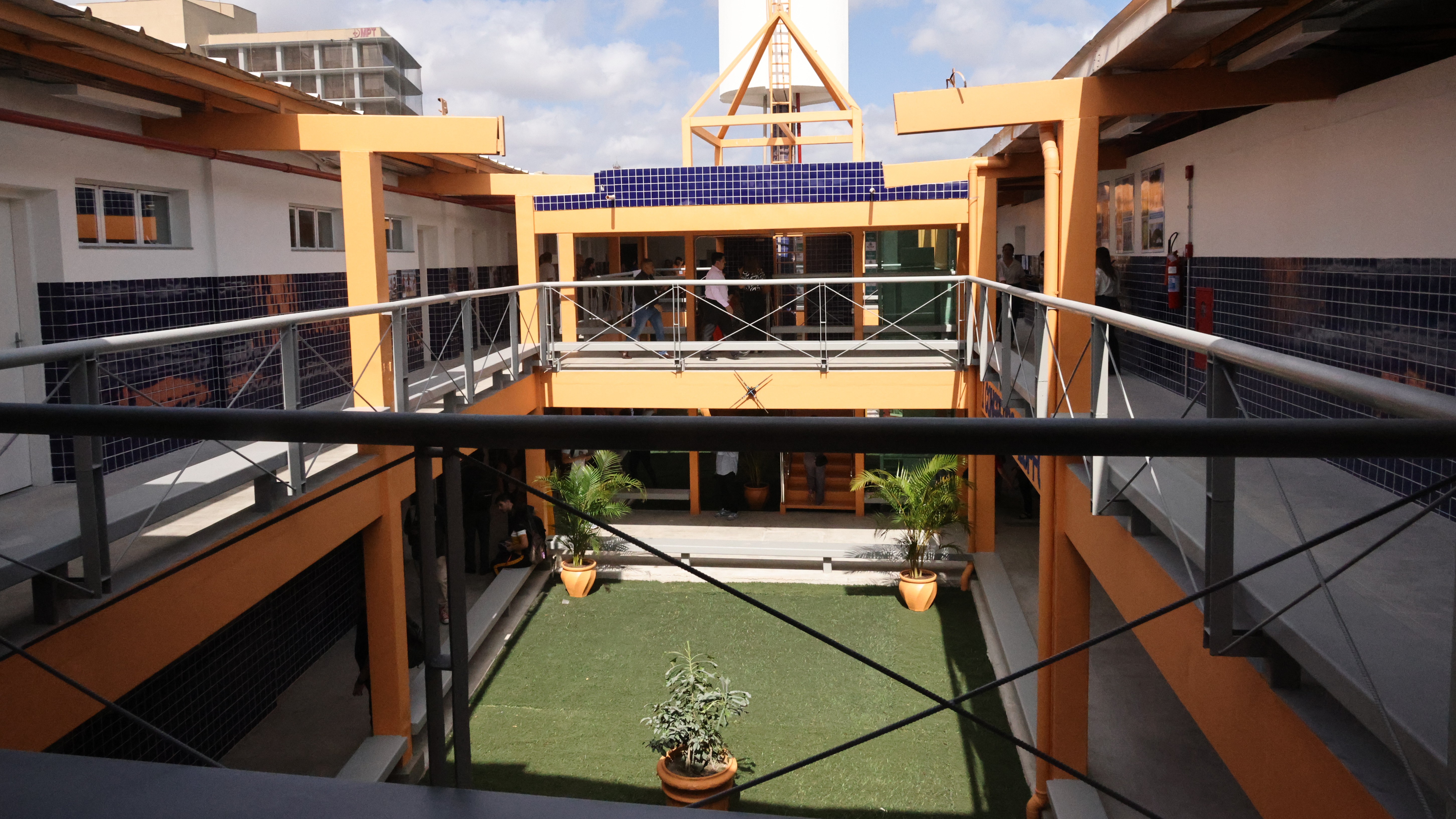 pátio interno da escola de saúde de Fortaleza